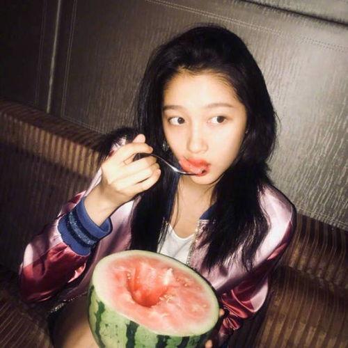 娱乐八卦吃瓜背景图片,揭秘明星幕后故事，一起吃瓜看热闹！